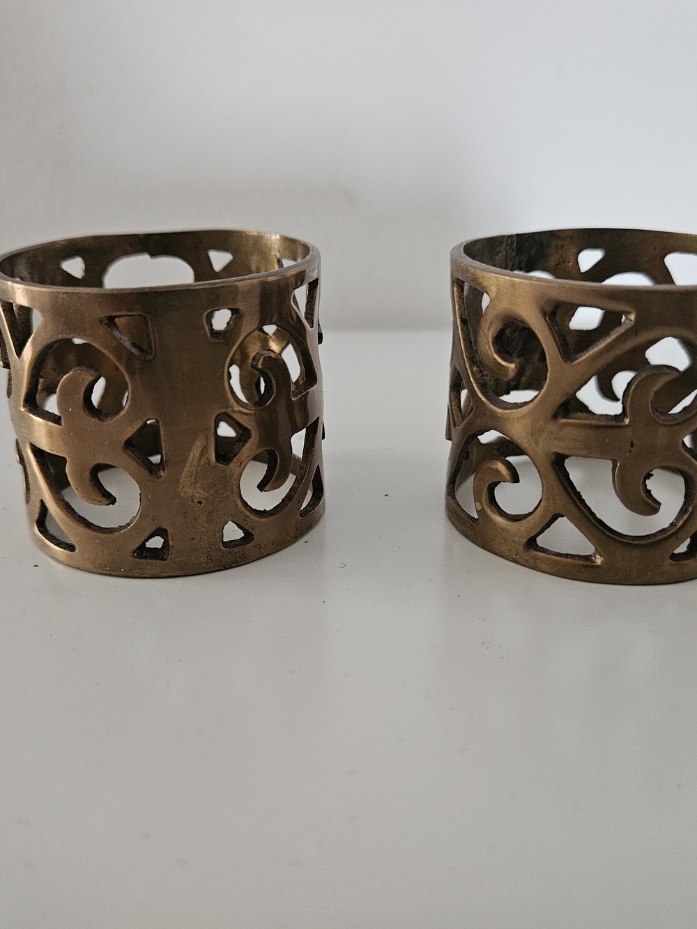 Vintage Brass Finish Scroll Cutout Napkin Rings (Set of 2)